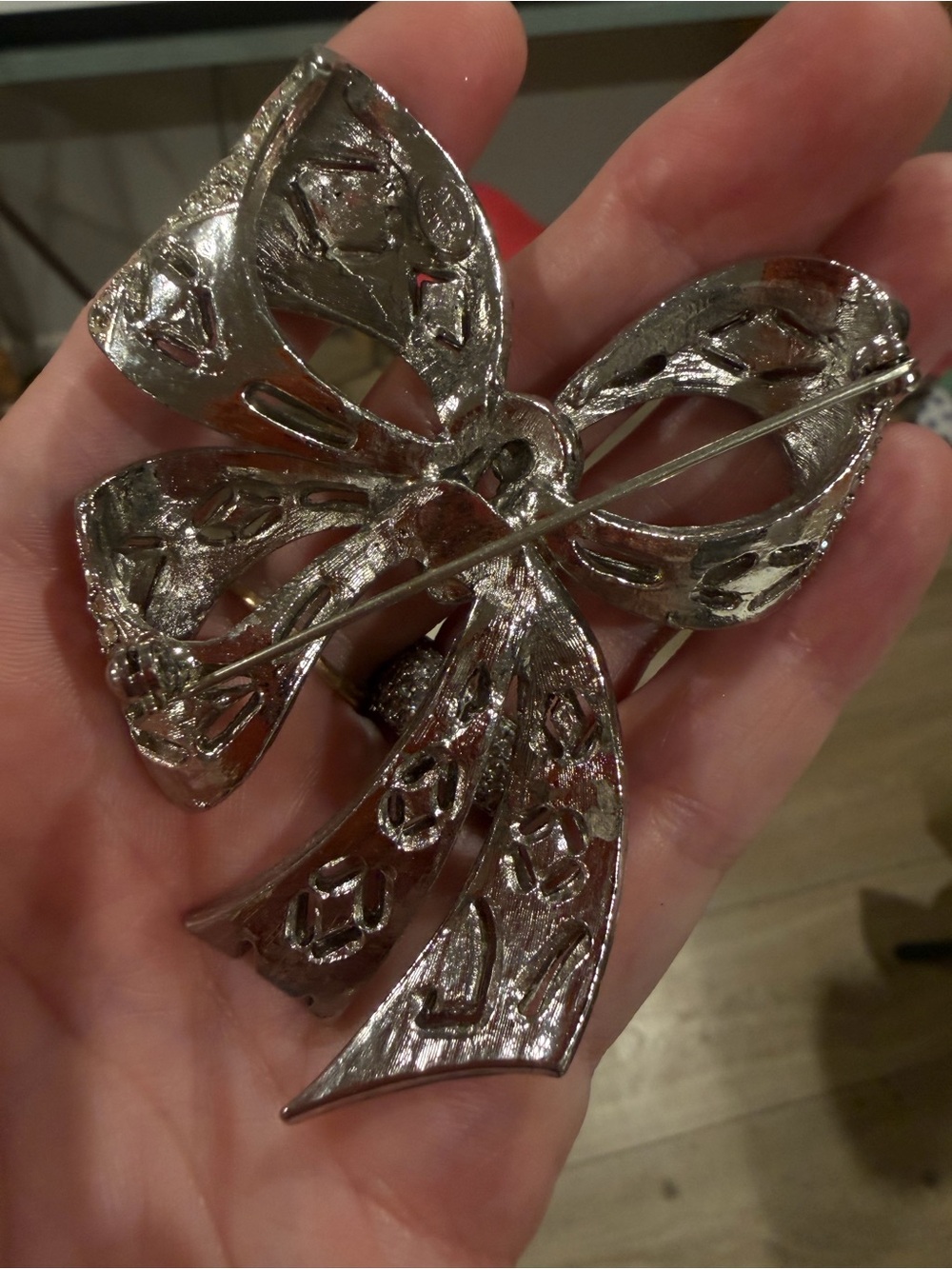 Kenneth Jay Lane Rhinestone Bow Brooch Pin in Silver Tone bow - stunning - Picture 3 of 3
